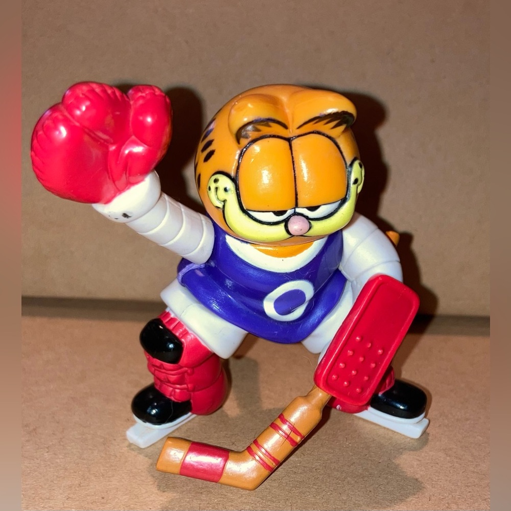 1999 Paws GARFIELD Ice Hockey 3 1/4 in Figurine Dairy Queen Kids Meal Toy